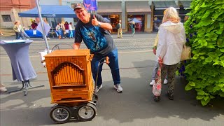 Justus König J.K spielt mit der klassische Holzdrehorge Musik beim 36. Stadtfest Würzburg 2026
