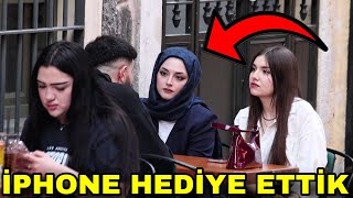 KIZLAR KARNI AÇ OLAN EVSİZ ÖĞRENCİYE YARDIM EDİNCE İPHONE TELEFON KAZANDILAR 🤩