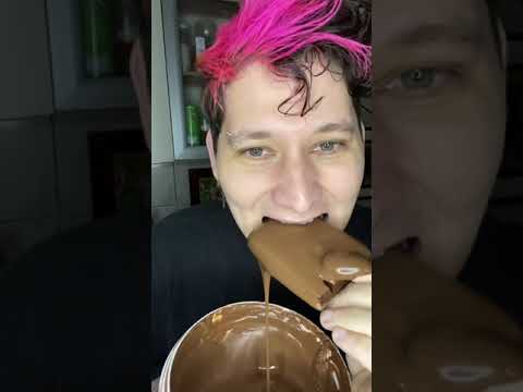 Mergulhei o Kit Kat todo na Nutella 😱😱