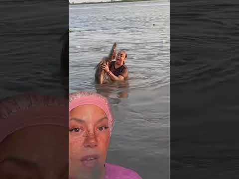 She Reached Into the Water… and Instantly Regretted It 😳🌊🐊