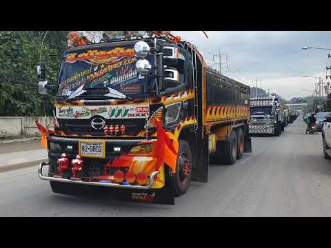 ขบวนรถบรรทุกสายบุญ แห่หินแห่ทรายถวายวัด นำทีมโดยเสี่ยอุ้ม รถเมืองกะหรี่ดัง