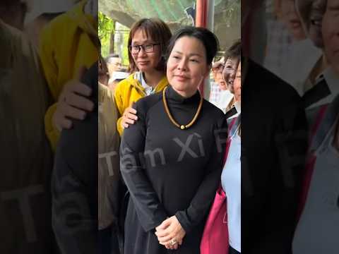 Bà xã Quý Bình nói lời cảm ơn và chụp hình lưu niệm cùng với mọi người #short