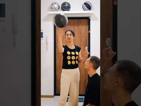 Сакура крутит мяч 🏀