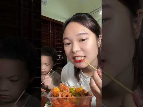 Cô Yến múc bang chân gà rụng răng