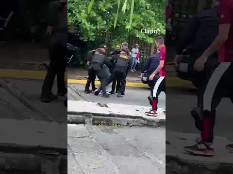 Venezuela: cientos de personas echan a policías chavistas de un centro de votación