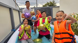 Tắm hồ bơi đại chiến bong bóng nước