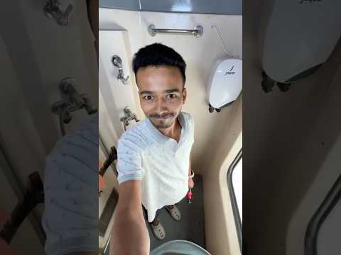 Chalti train me bath 😂