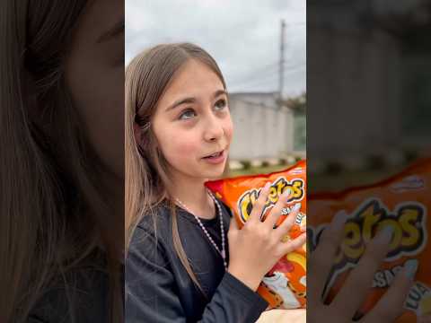 Ela só ia segurar meu Cheetos… e comeu tudo!😡 #shorts