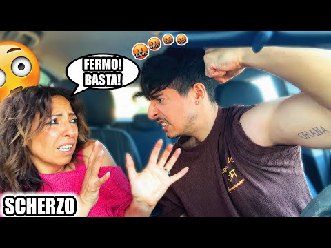 FACCIO FINTA DI T1RARE UN P4GNO A MIA MADRE PER VEDERE LA SUA REAZIONE! - SCHERZO!