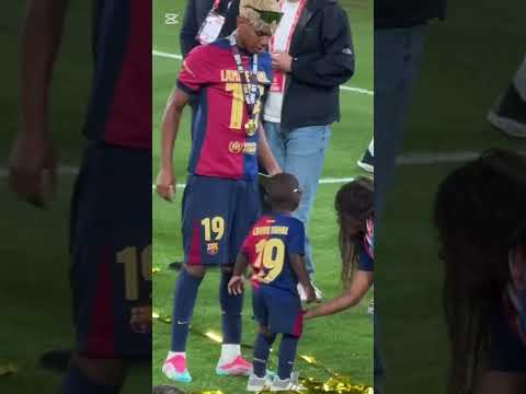 Lamine celebra la copa del rey con su hermano pequeño #lamineyamal #copadelrey #lamineyamalskills