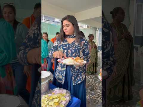 రోహిణి సాధారణ మనిషిలా అందరితో కలిసి భోజనం చేస్తుంది Rohini eats with everyone like a normal person.