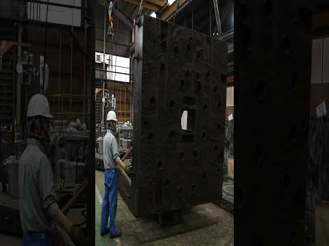 The process by which super-large aluminum castings are made. Old aluminum foundry in Japan.