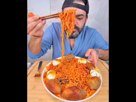 نودلز كوري حار بالكبة السورية والبيض موكبانغ اكل Korean Spicy Noodles With Syrian Kubba & Boiled Egg