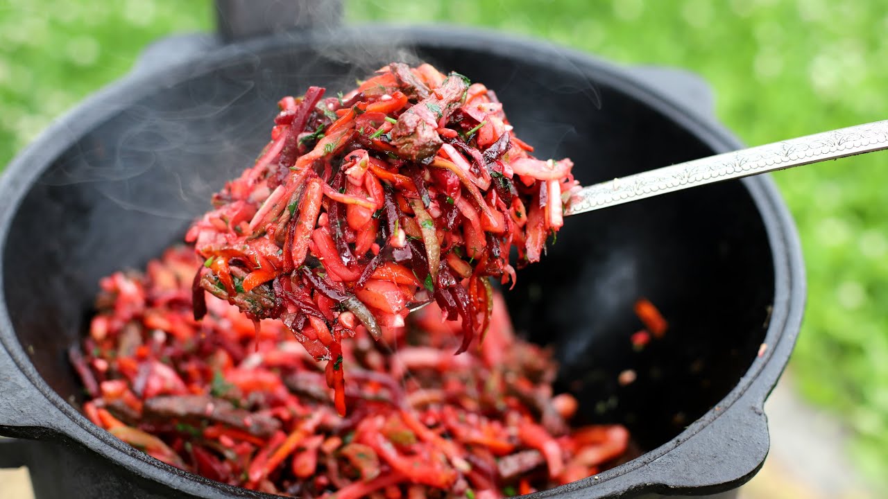 Жареный винегрет с мясом в казане на костре
