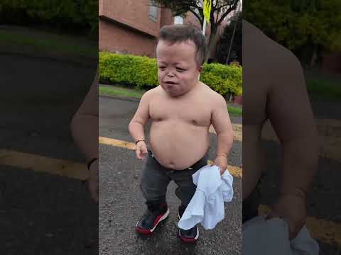 Cuando sales con tu amigo que mide -1.50 #juanchi #humor #juanchinbrodie #comedia