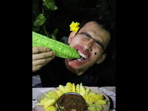 So funny Eating raw bitter gourd is really delicious