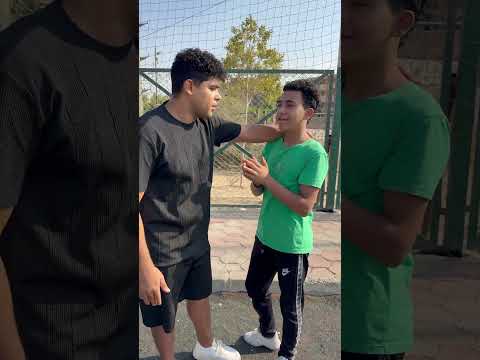 ‏اللاعب الصغير يصلي العصر قبل اختبار كرة القدم ولم تصدق ماذا يفعل المدرب 😭💔￼