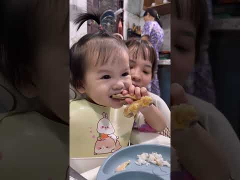 Tue Nhi is happy when her mother prepares dinner for her