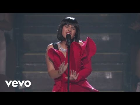 Alessia Cara - Scars To Your Beautiful &nbsp;(Live At The MTV VMAs / 2017)