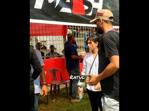সন্তানদের রোদ্দুরে বসে থাকতে দেখে মাঠের ওপার থেকে ছুটে এলেন ম্যাশ, মেয়েকে বললেন ভাইকে নিয়ে ছায়ায় যাও