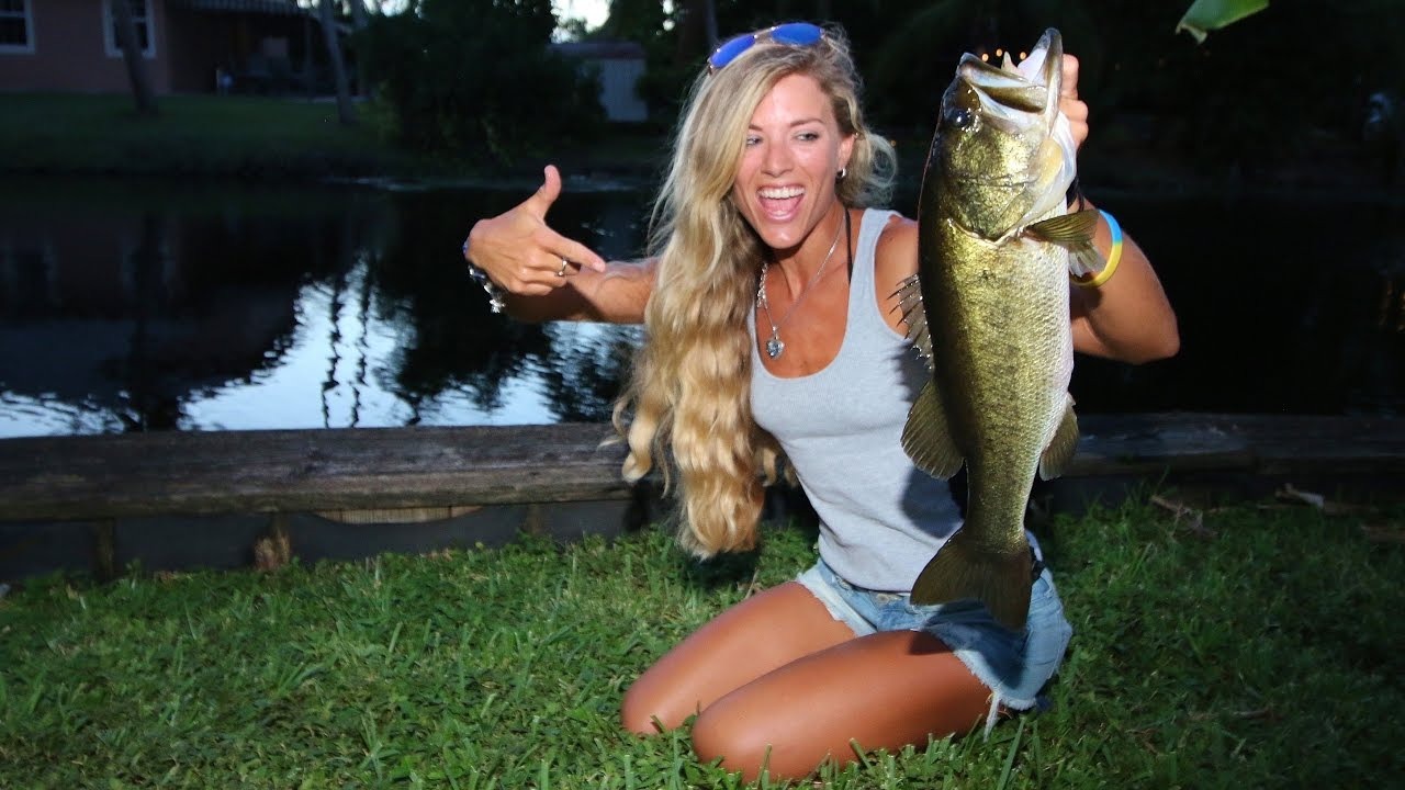 Monster Florida BASS Fishing in my BACKYARD!