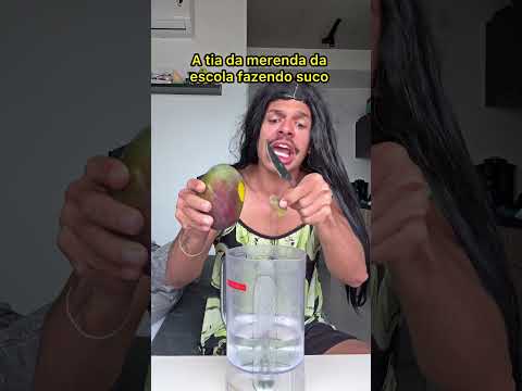A tia da merenda da escola fazendo suco
