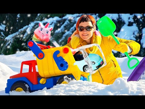 Carro de Brinquedo Elétrico Preso na Neve – Resgate em Vídeo Infantil! 🚗❄️👷‍♂️