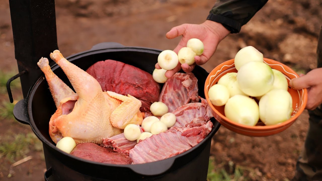 вида мяса. Мясное ассорти в казане на костре