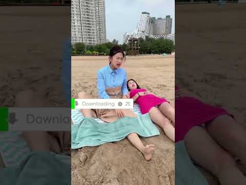 Dùng chân giả để trêu chọc bạn thân || Use a prosthetic leg to tease your best friend #shorts