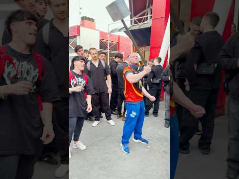 Campeón del mundo de pulsos levanta Martillo de Thor 🤯
