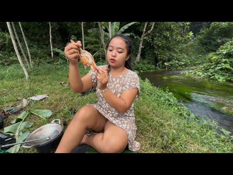 Membuat sarapan pagi di temani sejuknya udara pagi dan aliran sungai yang jernih