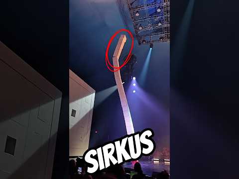 sirkus menyusun box tertinggi di dunia