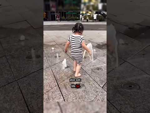 Em bé cứ ngồi xuống thì nước không phun ra #shorts