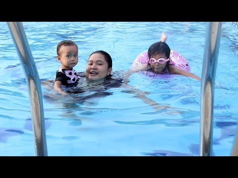Bayi Lucu Bermain di Kolam Renang Bersama Kakak Shinta - Kids playing in swimming pool