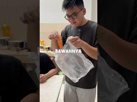 Cara keluarin botol sambel yang kosong!