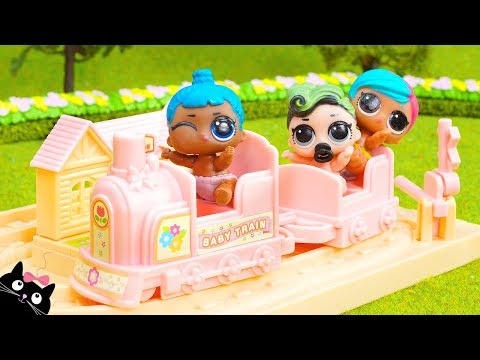 🍼LAS BEBES LOL SURPRISE Juegan en el Tren del Parque de la CALICO CRITTERS NURSERY 🌈 CAT JUGUETES