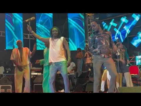 Wally Seck en toute complicité avec ses danseurs, expl0$£ Keur Massar avec son tube « Ballago »
