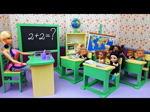 School Day ! New classroom and Barbie school morning routines