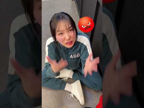 sister help her sister for winning squid game #shortsvideo