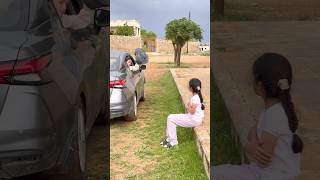 فتاة رمت معطفها من السيارة للفتاة المشردة😭😭؟!!