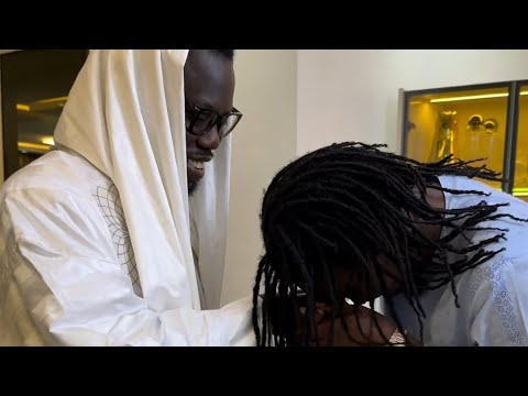 Wally seck chez serigne ahma bou serigne Abdou lakhad mbacke pour recueillir des prieres