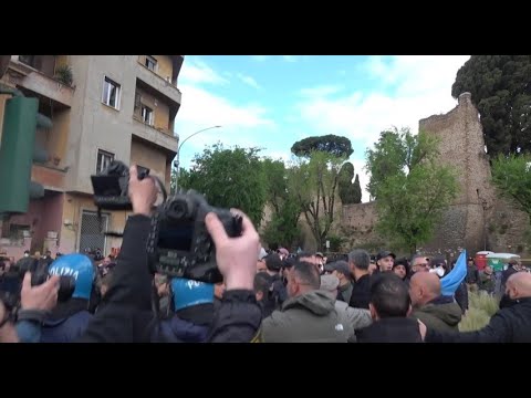 Roma, esponente Comunità Ebraica al megafono: "Devono stup**rti come le donne ebree"