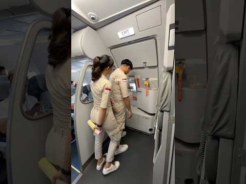 Pramugari dan Pramugari Super Air Jet Saat Proses Buka Pintu Pesawat Airbus A320