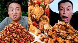嚣张白毛挑衅大壮，难逃暴力肘击！没吃到肉还挨揍！#农村美食#吃播#辣椒酱#抖音美食#tiktok#美食盲盒#spicy