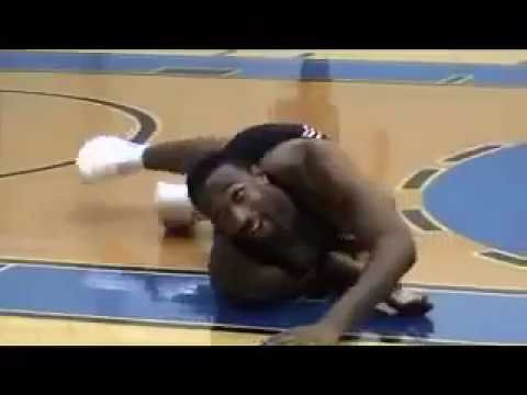 Gilbert Arenas Beats Teammate 1 on 1 with one hand and breakdances on the floor
