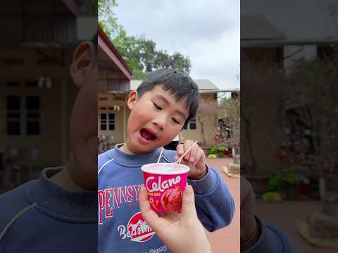 Người mẹ tốt bụng ăn kẹo dâu và kem dâu siêu ngon, ớt cay , tương ớt sự kết hợp hoàn hảo #shorts