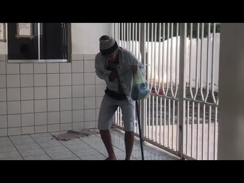 Chefe de disfarçou de mendigo e assim seus empregados o trataram!!!