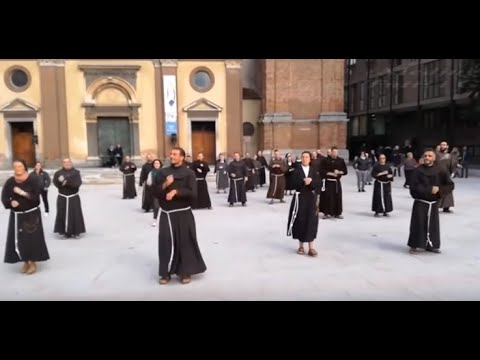 Religiosos do Fim dos Tempos: Frades e freiras dançam 