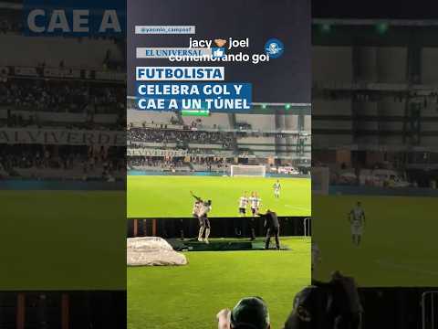 ¡Qué mala suerte! Futbolista brasileño cae a un túnel mientras festejaba un gol #shorts