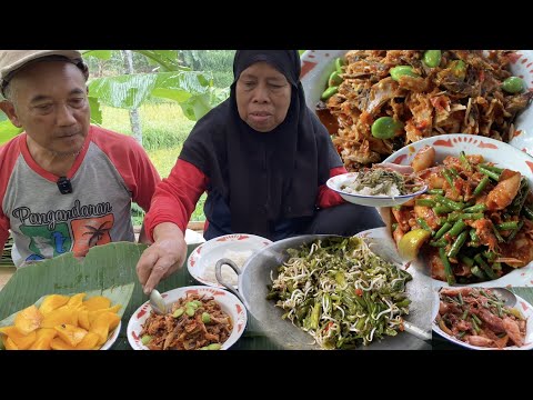 Sambal Ikan Tongkol Pete Dan Cumi Pedas Plus Tumis Genjer Menemani Saung Tumaritis Yang Kehujanan